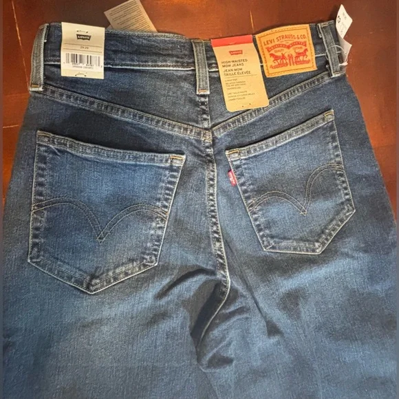 NWT Levi's High Waisted Mom Jean 29x29 - Picture 2 of 9